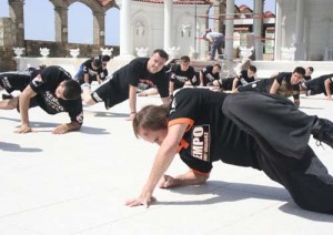enache profesor 2 300x212 Adrian Enache, bataie cu antrenorul lui Van Damme in fata Iulianei 